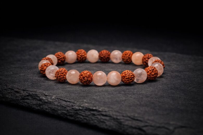 Elastīgā aproce no rudrakša sēklām un persiku mēnessakmens