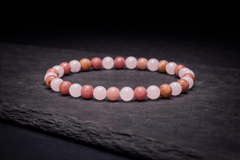 Aproce no rozā kvarca un tulīta , elastīga