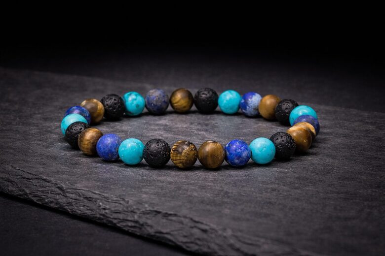 Dažādu akmeņu aproce