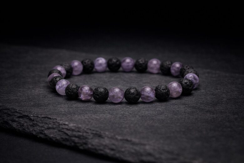 Aproce no lavas akmens un ametista