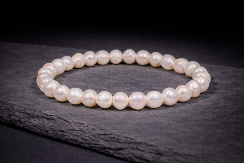 Bracelet white potato pearls