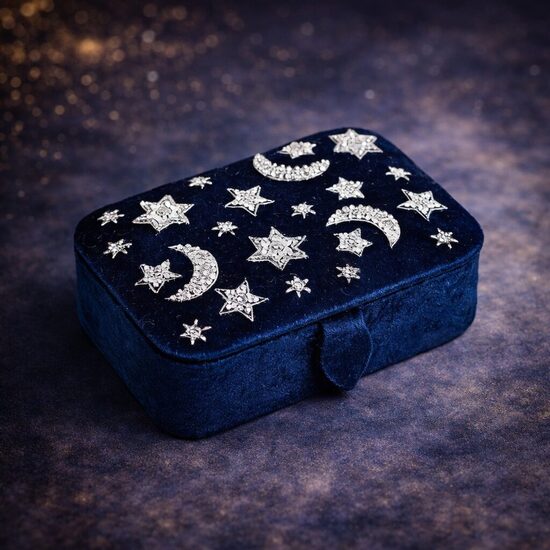  Taro kāršu lādīte no tumši zila samta ar mēness un zvaigžņu motīvu