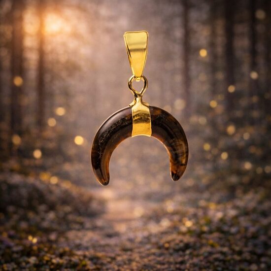 Tīģera acs kulons pusmēness formā