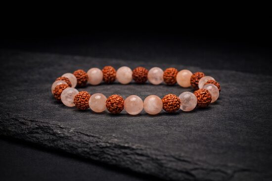 Elastīgā aproce no rudrakša sēklām un persiku mēnessakmens