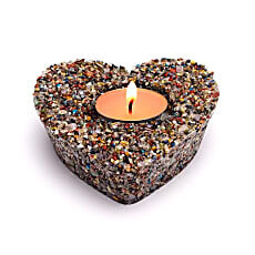 Svečturis sirds formā no dažādiem dārgakmeņiem