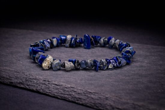Elastīgā aproce ar lazurīta (lapis lazuli) šķembām