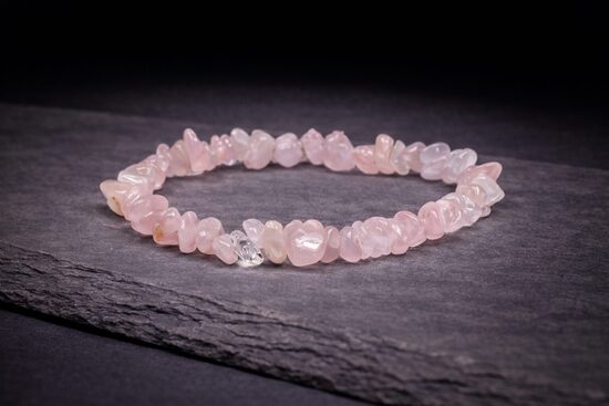 Rozā kvarca skaidiņu aproce ar elastīgu savienojumu.