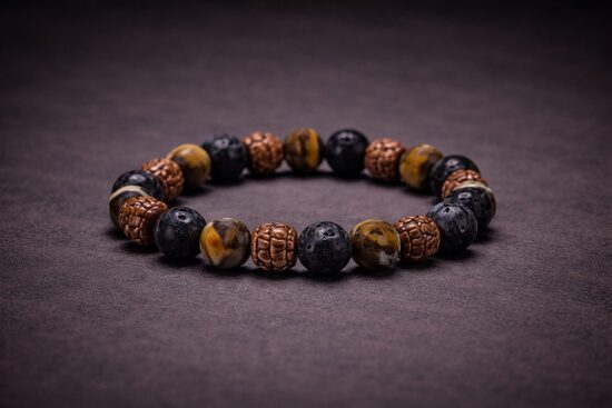 Elastīgā aproce ar rudrākšas sēklām, tīģera aci un lavas akmeni