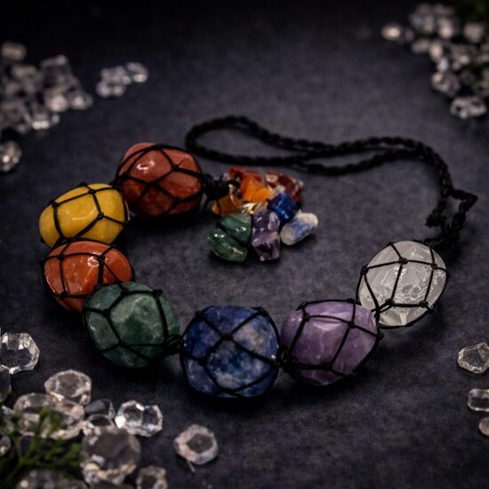 "Čakru akmens kulons – Septiņu čakru minerāļu šķembas"